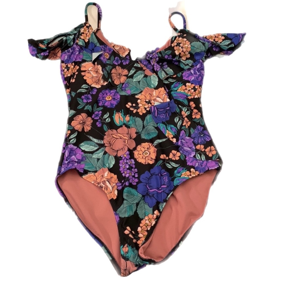 🖤Adorable floral one piece swimsuit with ruffle detail. Brand new w/o tags🖤